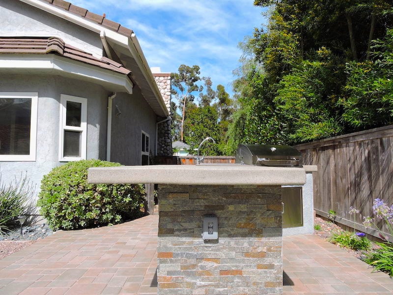 San Diego hardscape with Outdoor Kitchen, flagstone base, cement countertop, brushed aluminum grill, pavers, shrubs