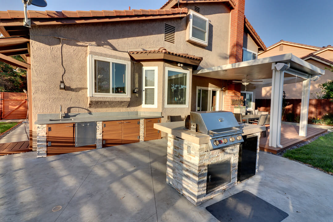 Outdoor Kitchen with BBQ and Sink 92129